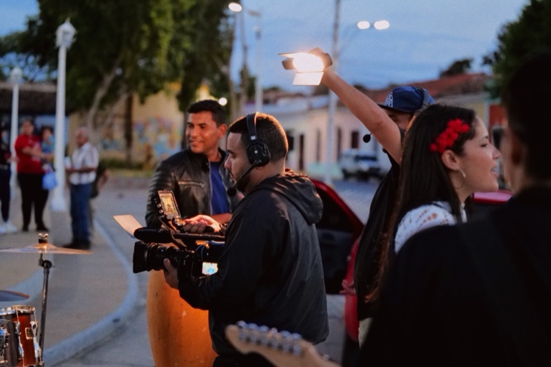 Equipo Just Media en exteriores
